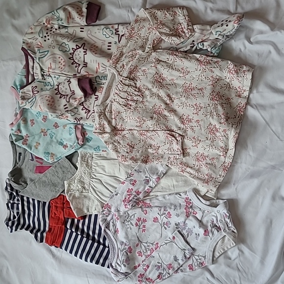 Girls Bundle of Clothes Sizes 9-12 M - Picture 1 of 15